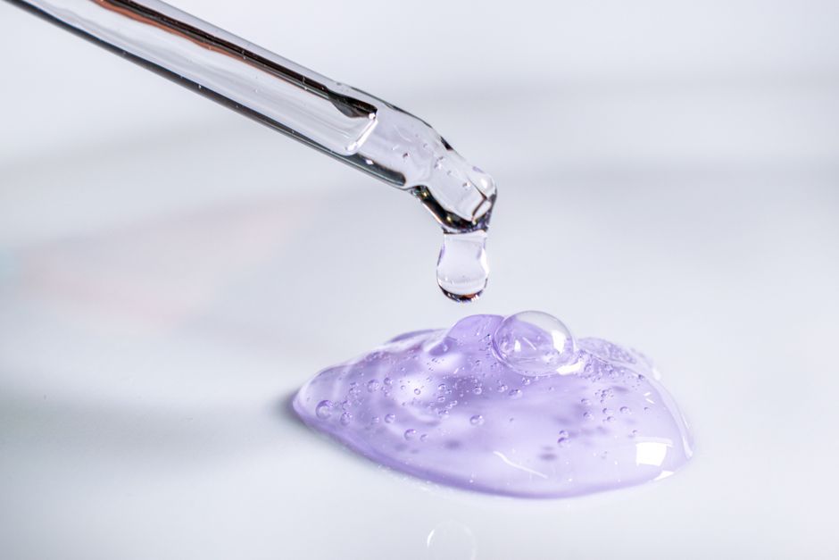 Chuyên gia R&D nghiên cứu công thức phục hồi hệ vi sinh trên làn da tại phòng lab hiện đại.