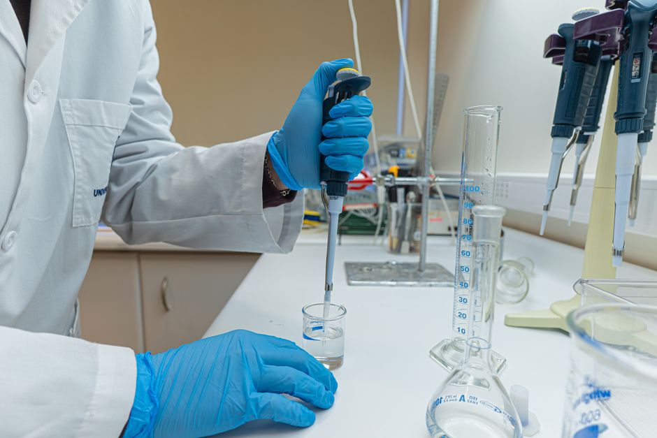 Đội ngũ chuyên gia R&D tại CHARA nghiên cứu tối ưu hóa công thức mỹ phẩm cá nhân hóa.