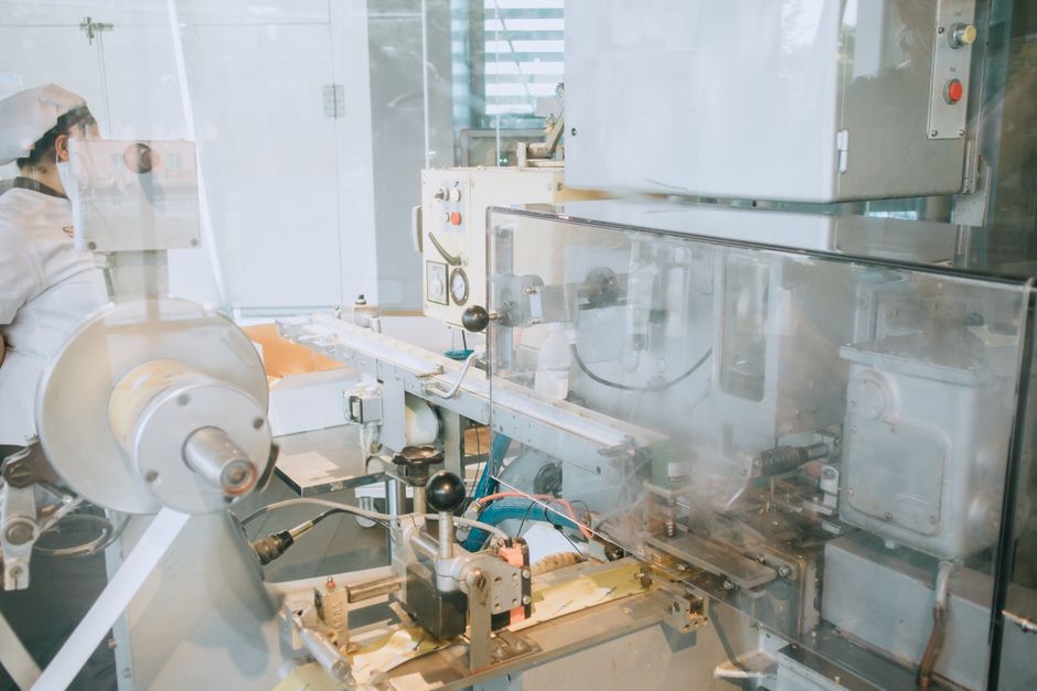 Phòng nghiên cứu phát triển công thức tối giản nhưng tối ưu hiệu quả tại nhà máy sản xuất mỹ phẩm CHARA.