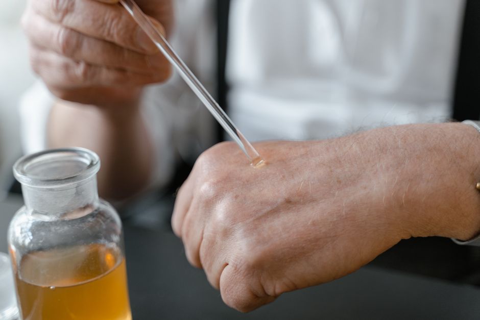 Mẹo test nước hoa thiên nhiên an toàn cho làn da nhạy cảm trong thử nghiệm mỹ phẩm