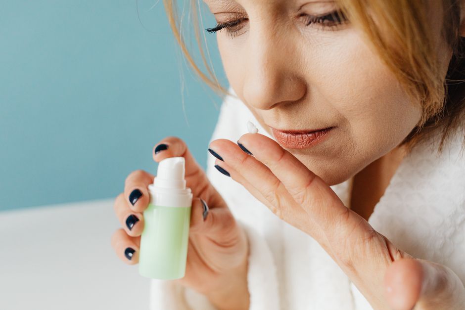 Kết cấu kem dưỡng nhẹ nhàng thẩm thấu sâu mang lại độ ẩm mịn tự nhiên cho làn da.