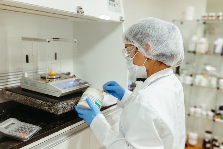 Kỹ sư Chara đang nghiên cứu ứng dụng nguyên liệu Bio-converted trong phòng lab sản xuất mỹ phẩm hiện đại.