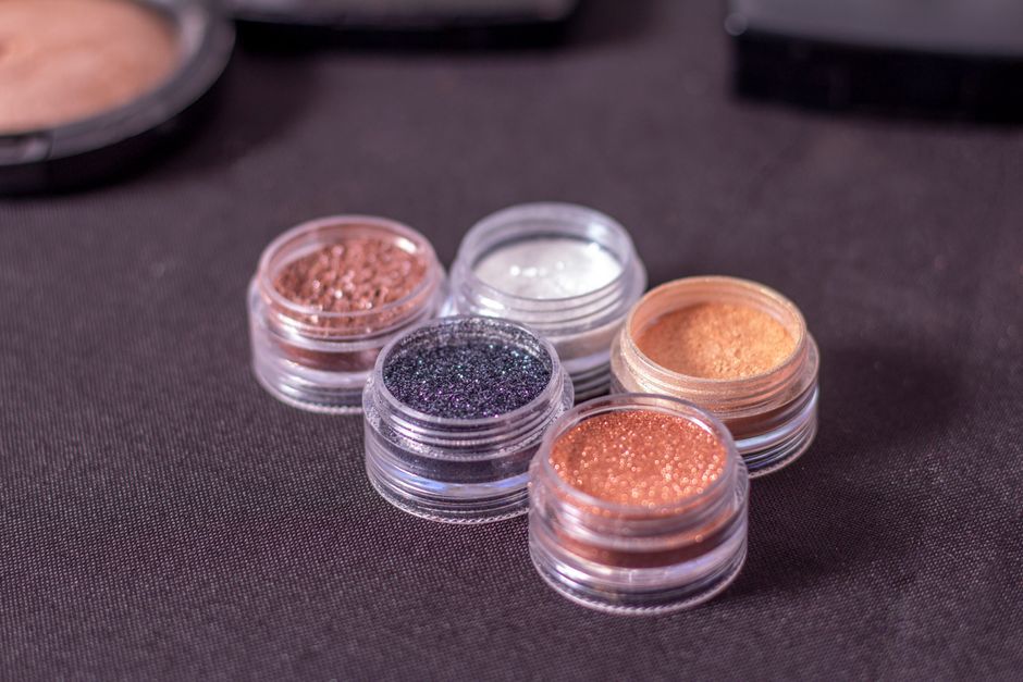 Kỹ thuật nhấn highlight chuẩn xác giúp nâng tầm mẹo make cho làn da căng bóng tự nhiên.